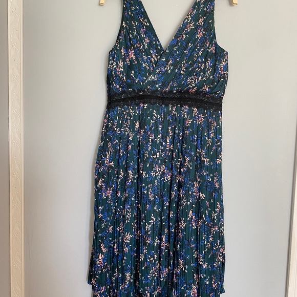 Long black/green, double layer dress with a lace above the waist around it. - Picture 2 of 5